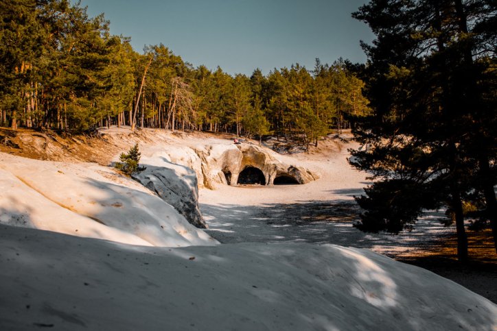 Sandsteinhöhlen auf Waldlichtung