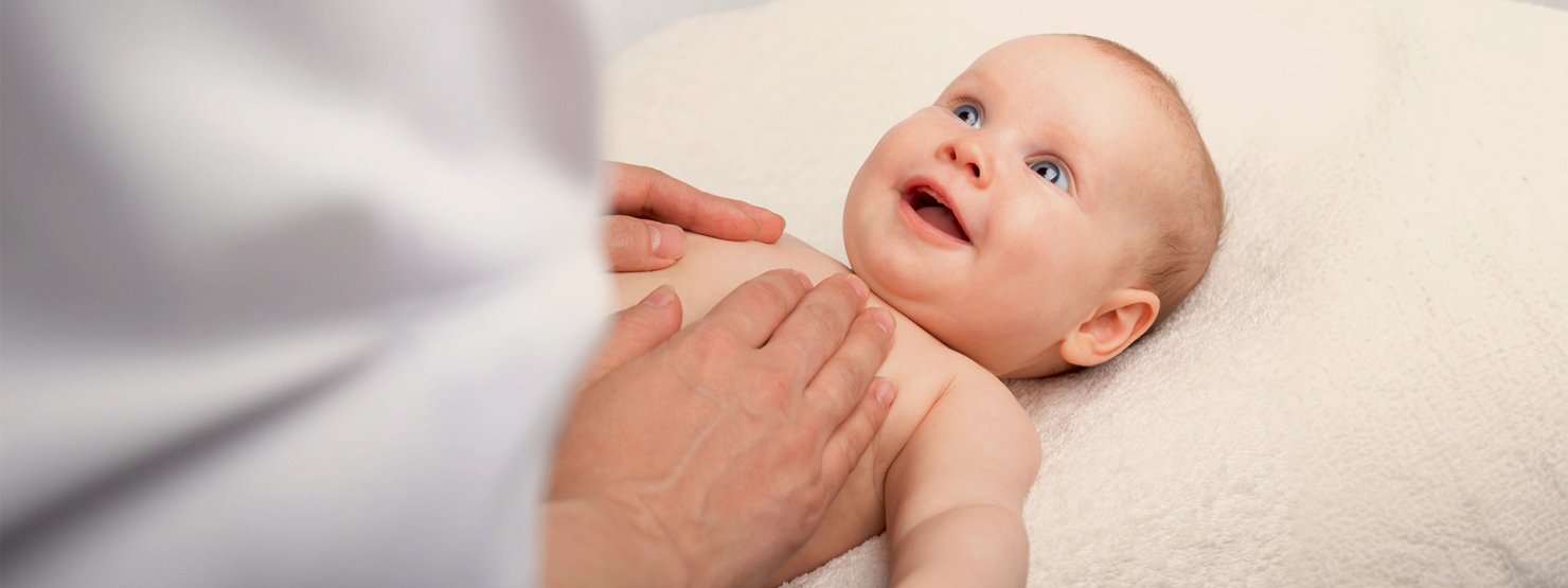 Ein Baby wird osteopathisch behandelt.