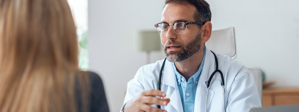 Neuer Chirurg in Zeit berät Patientin