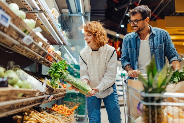 Paar beim Einkaufen von gemüse im Supermarkt