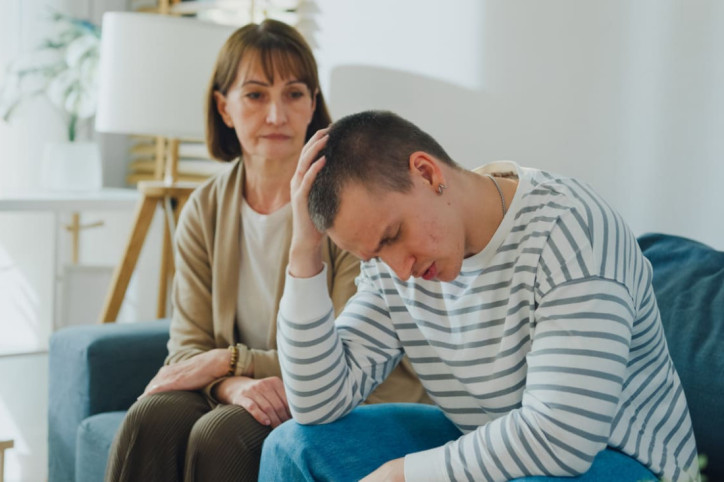 Junger Mann mit psychosomatischen Problemen.