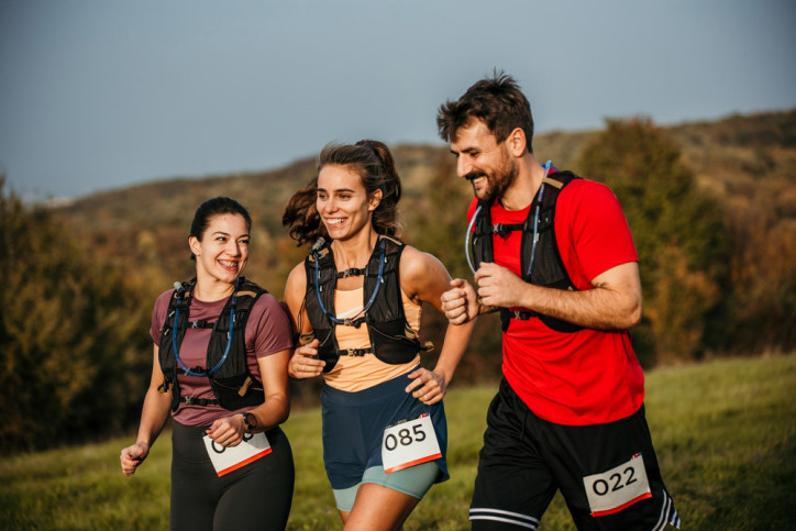 Drei Freunde beim gemeinsamen Trailrunning