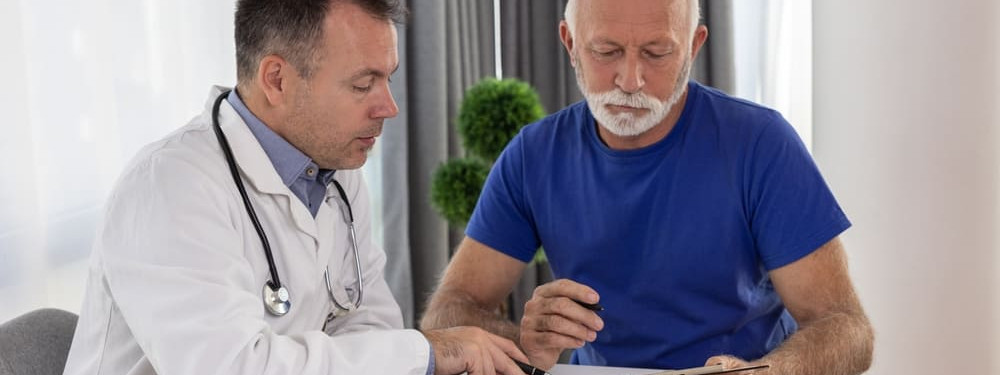 Ein Mann lässt sich zu einer Prostata-OP beraten