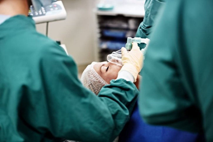 Eine Patientin erhält im OP-Saal eine Vollnarkose