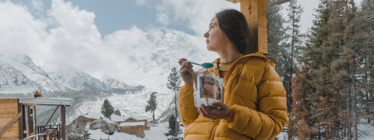 Ein Dessertteller, der mit Pandan abgerundet wurde