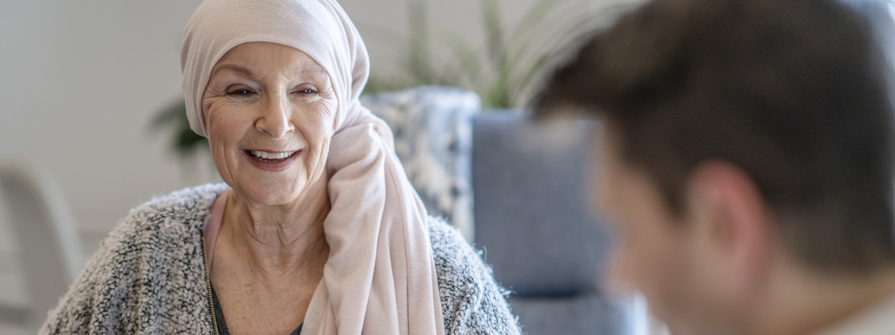 Eine Krebspatientin lässt sich von einem Arzt zur stereotaktischen Strahlentherapie beraten.