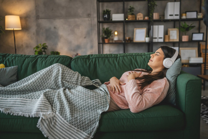 Eine junge Frau probiert eine 10-Minuten-Meditation aus