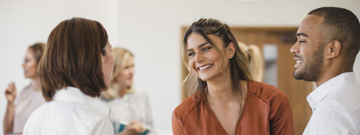 Eine Frau informiert sich auf der Gesundheitsmesse in Stendal