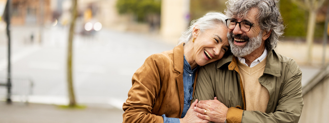 glückliches, reifes Paar, Frau legt Kopf an Schulter des Mannes