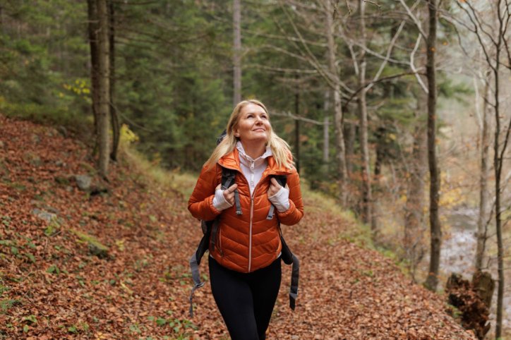 Eine Frau fühlt sich dank ausgewogener vegetarischer Ernährung fit beim Wandern