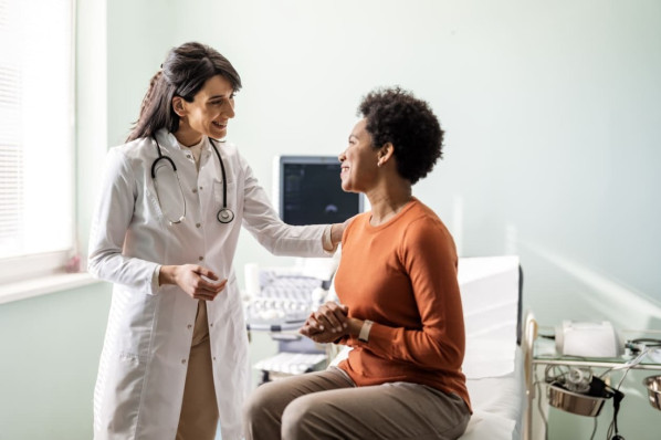 Eine Ärztin berät eine Patientin.