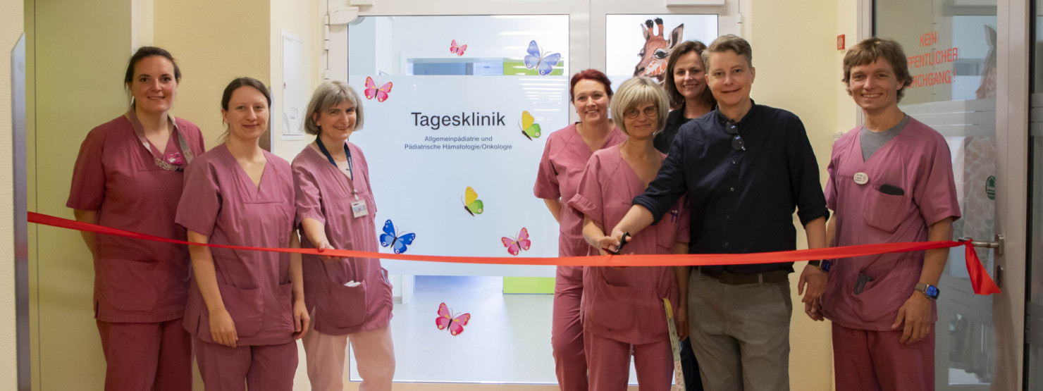 Die Direktorin der Universitätskinderklinik Magdeburg, durchschneidet gemeinsam mit dem kinderonkologischen Team sowie der Leiterin des Elternhauses das Band zur Eröffnung der allgemeinpädiatrischen und kinderonkologischen Tagesklinik.