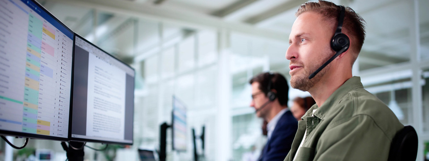 Angestellte der Rettungsleitstelle bei der Arbeit