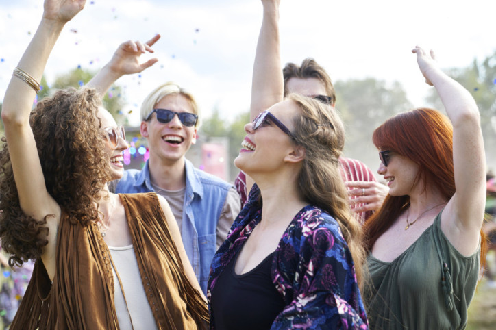 Junge Menschen feiern und tanzen auf dem Ole-Festival in Ferropolis. 