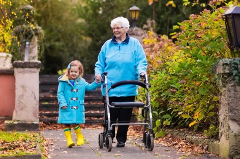 Seniorin geht mit ihrem Rollator spazieren