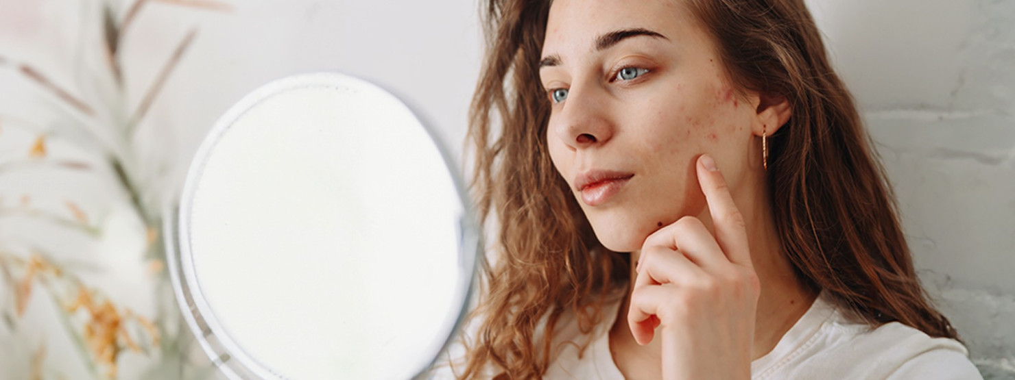 Eine etwa 30 jährige Frau befindet auf dem Boden vor einem Sofa. Sie trägt ein Handtuch als Turban und einen Bademantel. Gemeinsam mit ihrer etwa 3 jährigen Tochter halten sie sich Gurkenscheiben vor die Augen. Beide lachen ausgiebig.