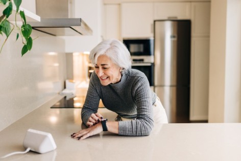Eine Seniorin überprüft ihre Vitalwerte mit einer Smartwatch.