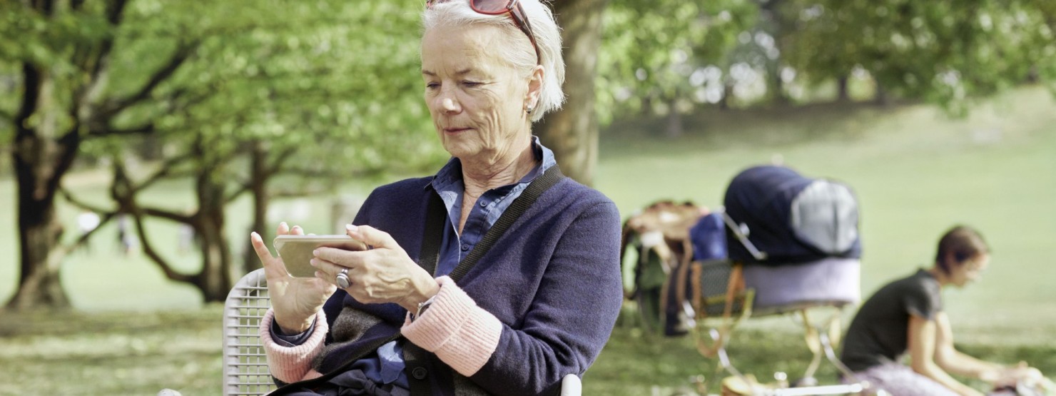 Eine Frau blickt auf ihr Smartphone