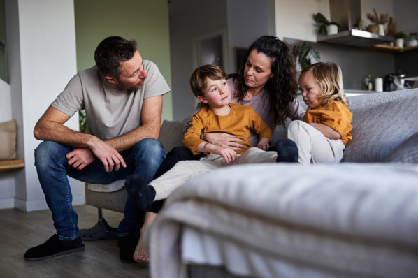 Familie mit 2 Kindern auf der Couch