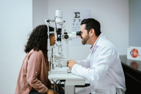 Neuer Augenarzt behandelt Patientin
