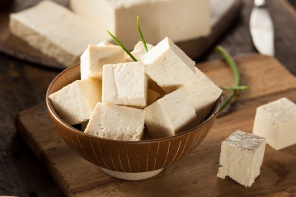 Tofu als Fleischersatz in einer Schale