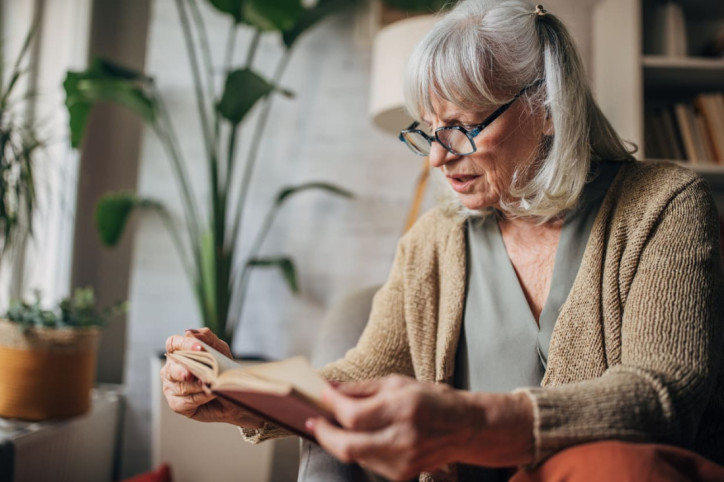 Eine Seniorin leidet unter einer Sehschwäche
