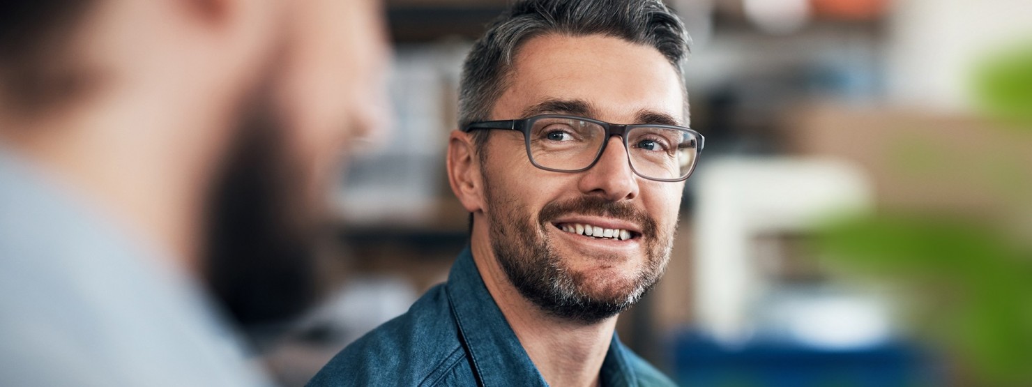 Zwei Männer schauen sich an