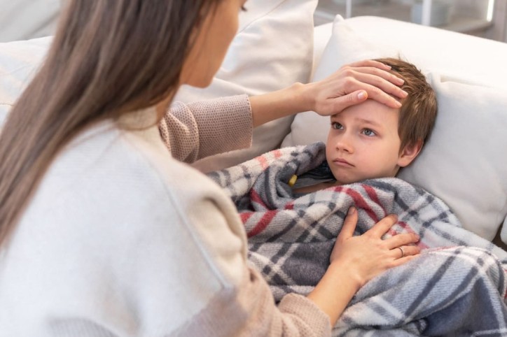 Eine Mutter hat bei ihrem kranken Sohn Verdacht auf Ringelröteln