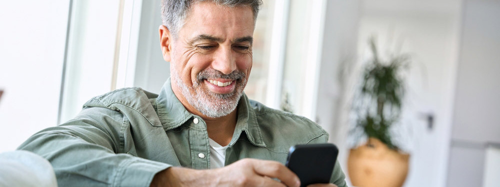 Ein Patient freut sich über das neue Angebot des Medikamenten-Automats in Jeber-Bergfrieden