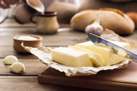 Messer schneidet Butter