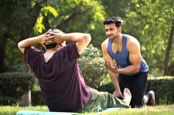 Zwei Männer trainieren im Paark Sit Ups