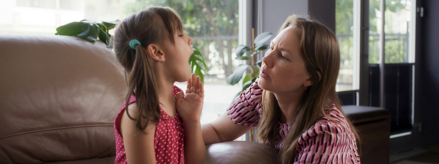 Eine Mutter bemerkt bei ihrer Tochter einen Hautausschlag am Mund