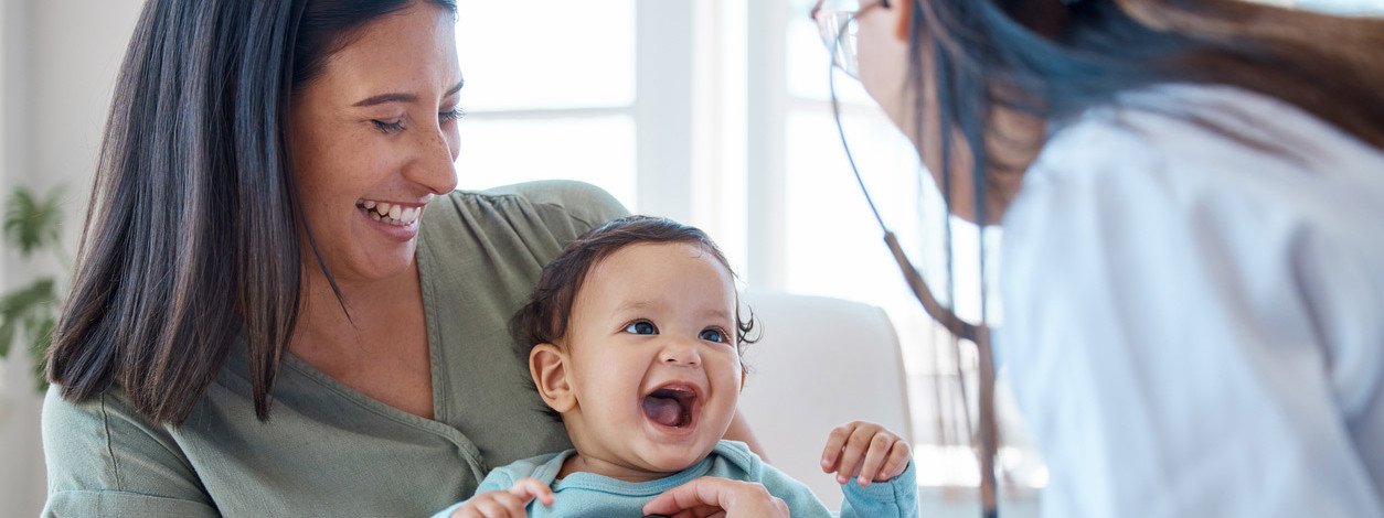 Neue Kinderärztin behandelt kleinen Jungen
