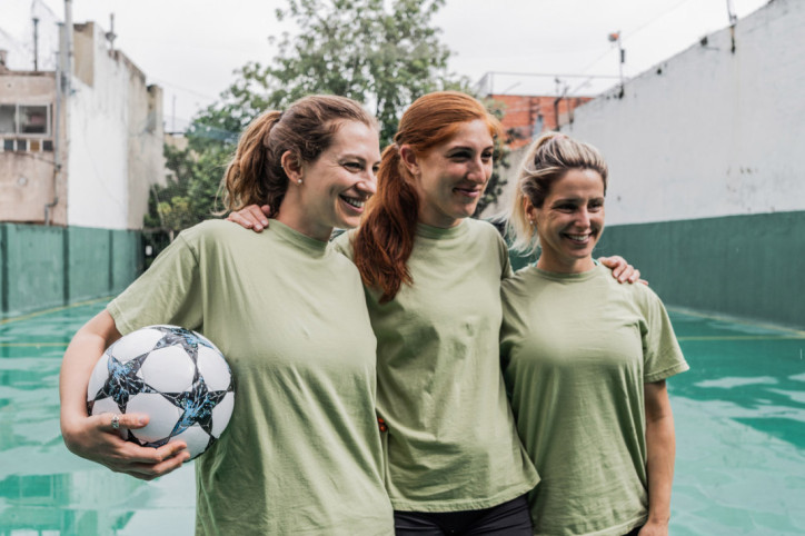 Ein Mann kontrolliert seinen Puls beim Sport zu Hause