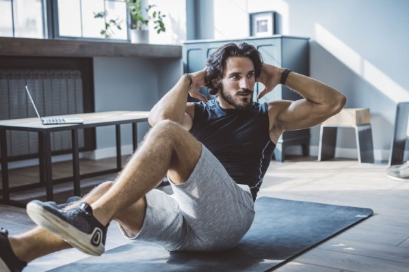 Ein Mann beim Krafttraining zuhause