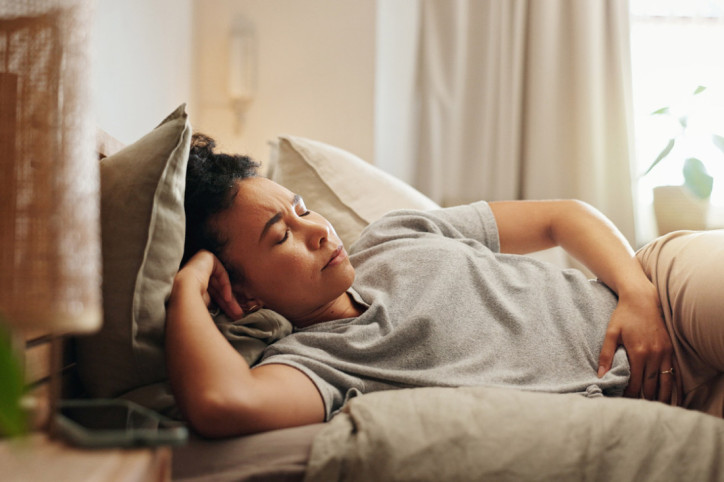 Eine Frau leidet unter den Schmerzen einer Amenorrhoe