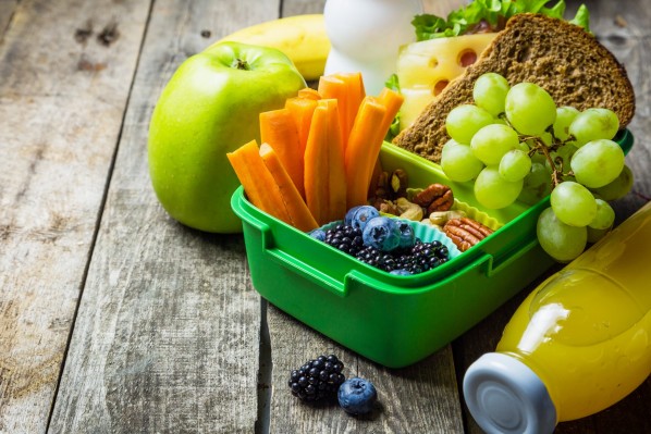 Brotdose mit Obst und Gemüse