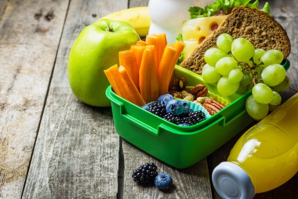 Brotdose mit Obst und Gemüse