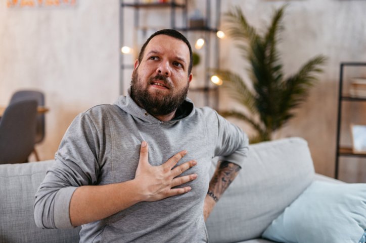Ein Mann klagt über ein Drcukgefühl im Bereich des Herzens