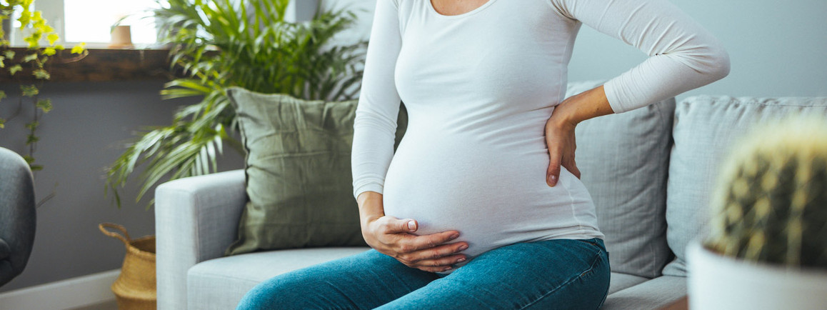 Eine schwangere Frau bemerkt einen Juckreiz als Symptom einer Schwangerschaftscholestase