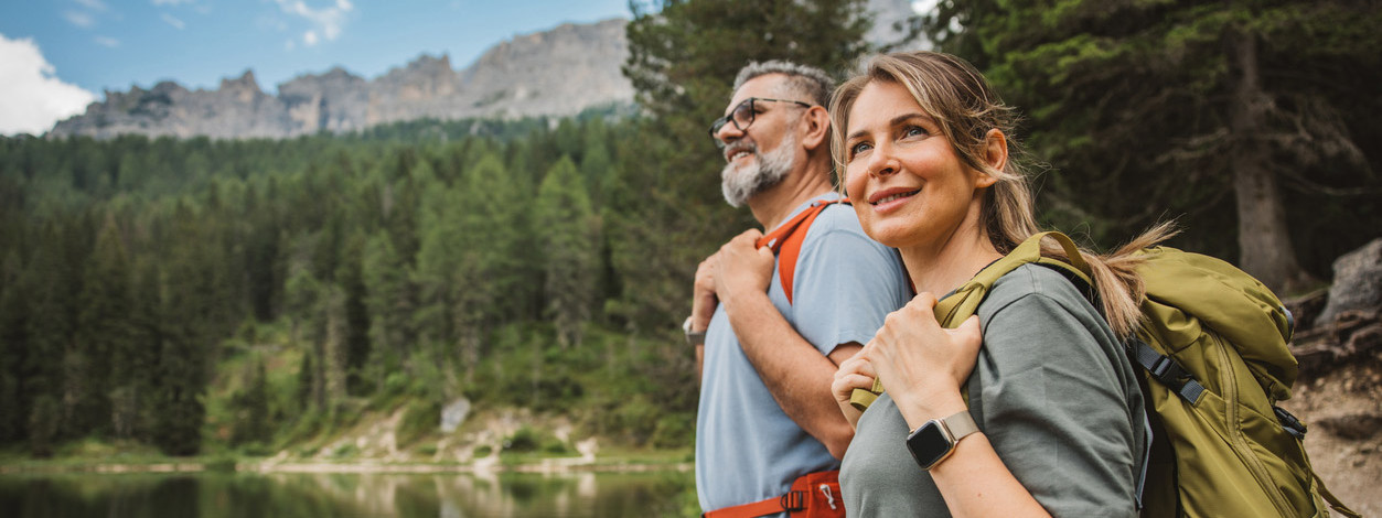 Ein Paar entdeckt Sachsen-Anhalts Natur beim Wandern