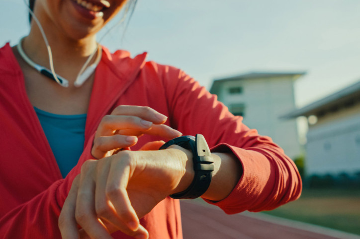 Eine Frau nutzt ein Fitnessarmband