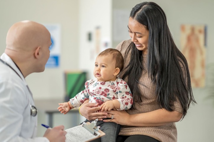 Ein Baby mit KiSS-Syndrom wird von einem Arzt behandelt.