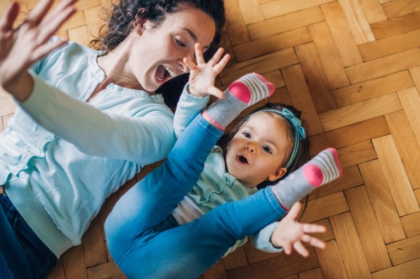 Mutter macht Entspannungsübung mit Tochter