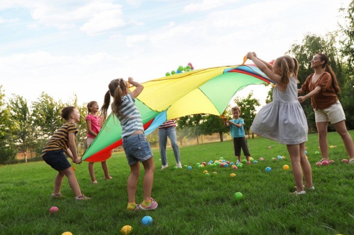 Kinder spielen auf einer Wiese.