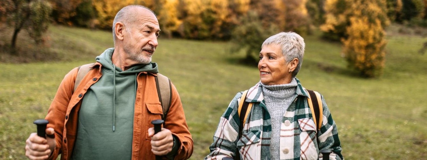 Zwei Senioren machen gemeinsam Nordic Walking und bekämpfen Muskelschwund.