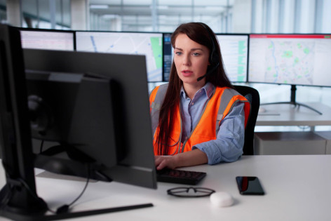 Eine Mitarbeiterin der Leitstelle koordiniert Notrufe