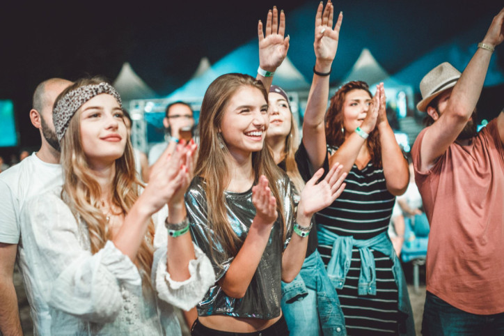 Junge Menschen feiern beim Sputnik Springbreak Festival.