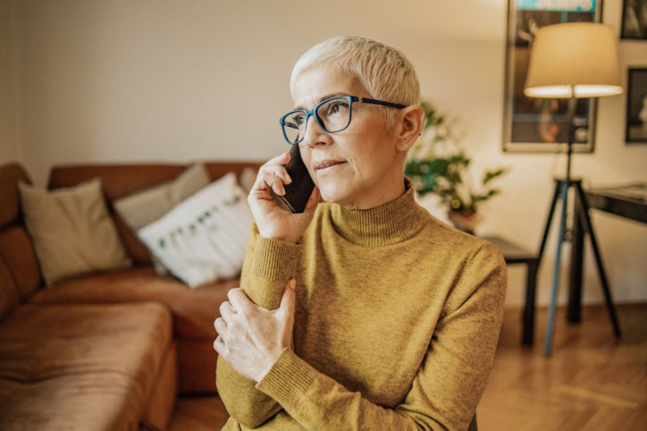 Eine Frau versucht die AOK Sachsen-Anhalt telefonisch zu kontaktieren