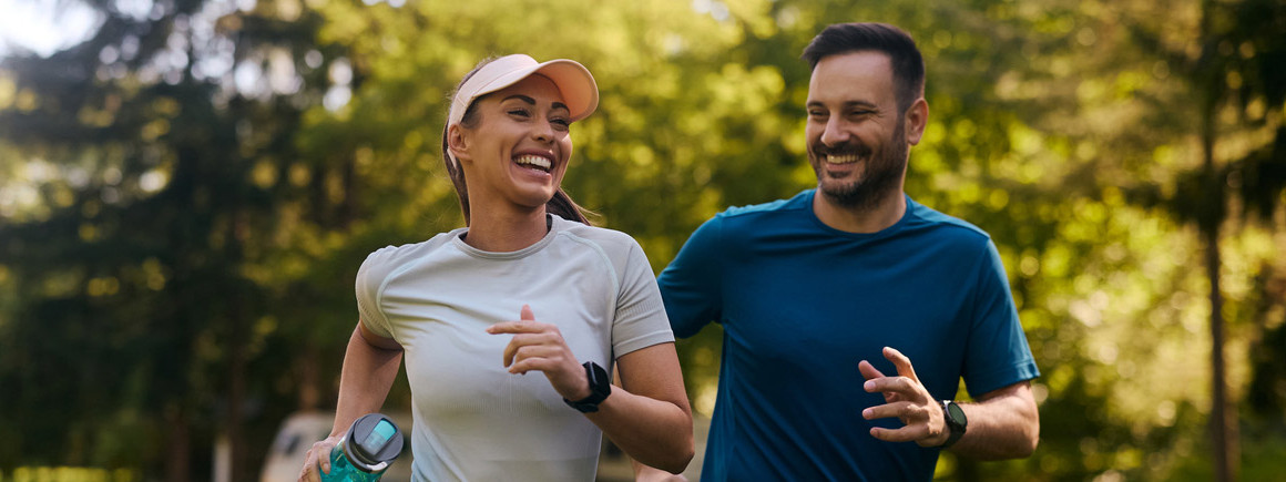 Ein Pärchen hat Spaß beim Joggen